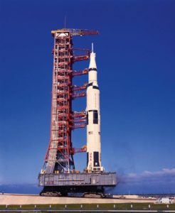 «Сатурн-V» с КК «Аполлон-11» движется к месту старта