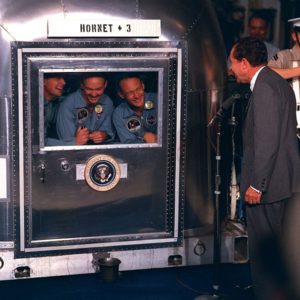 Астронавты в карантине и президент США Ричард Никсон