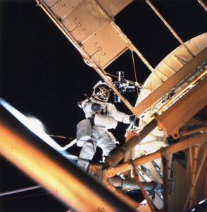 Лусма во время испытаний установки для перемещения в открытом космосе