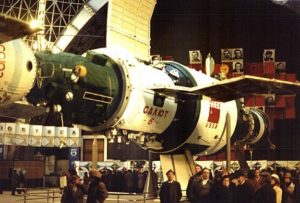Макет ОС «Салют-6» с пристыкованными КК «Союз» и «Прогресс» (ВДНХ СССР, Москва)