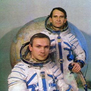 Экипаж первой экспедиции посещения ОС «Салют-6»: В. А. Джанибеков и О. Г. Макаров