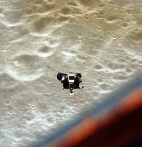 Лунный модуль «Аполлона-10» перед стыковкой с командным модулем
