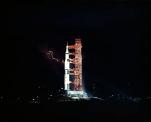 «Аполлон-15» на стартовой площадке в июле 1971 года. Молния ударила в отдалении, не попав в корабль