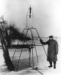 Роберт Годдард возле своей первой ракеты