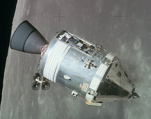 Командный и служебный отсеки КК «Аполлон» на лунной орбите