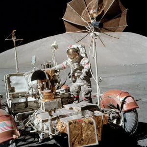 Член экипажа «Аполлон-17» рядом с лунным вездеходом