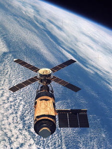 Орбитальная станция «Скайлэб» в полете