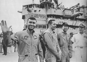 Астронавты Хейс, Суайгерт и Ловелл на борту корабля «Иводзима»