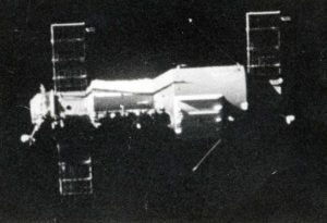 ОС «Салют» (уникальное фото с борта КК «Союз-11»)