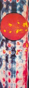 Снимок, сделанный спектрогелиографом (на пёстром красном диске в центре — газ гелий при температуре 100000 °С, яркие красно-жёлтые участки — различные зоны солнечной короны с температурой до 1000000 °С)