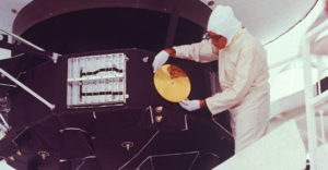 Сотрудник центра космических полётов прикрепляет к корпусу КА «Вояджер-2» медную пластинку с информацией о Земле