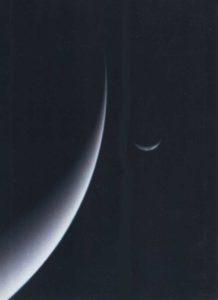 Прощальный снимок Нептуна и его спутника Тритона