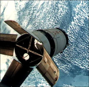 Вторая ступень РН «Сатурн-1Б» на орбите во время репетиции стыковки с «Аполлоном-7»
