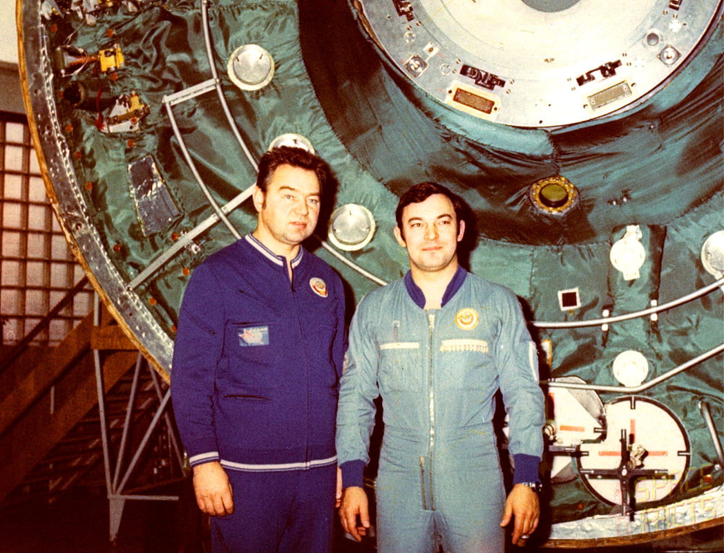 Первый полет космического корабля союз. Космонавты Гречко и Романенко. Союз 26 космический корабль Романенко.