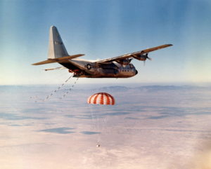 Момент захвата капсулы самолётом JC-130B