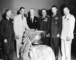 Генерал Б. Шривер с коллегами у капсулы Discoverer-13, впервые в мире успешно возвратившейся из космоса