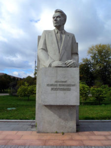 Памятник академику Келдышу на аллее Космонавтов в Москве