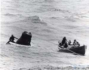 Поисково-спасательная команда соединила тросом капсулу и подъёмную стрелу поискового корабля