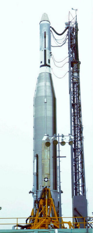 Подготовка к пуску ракеты «Атлас» со спутником MIDAS-9