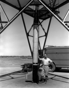 Ракета «ВАК-Корпорал» и директор «Лаборатории реактивного движения» (JPL) Фрэнк Малина (ракета без твердотопливного ускорителя)
