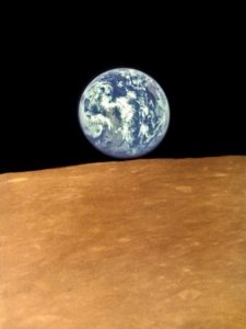 Фотография Земли над горизонтом Луны («Зонд-7»)