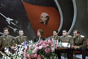 Первые советские космонавты: первый слева П. Р. Попович, второй справа А. Г. Николаев