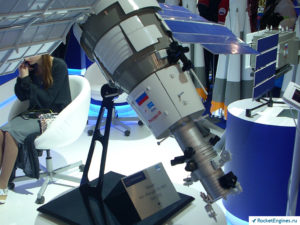 Макет ИСЗ «Ресурс-П» (внизу оптико-электронная часть аппарата в масштабе 1:10)