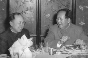 «Главный ракетчик» КНР Цянь Сюэсэнь (слева) и «великий кормчий» Мао Цзэдун (справа)
