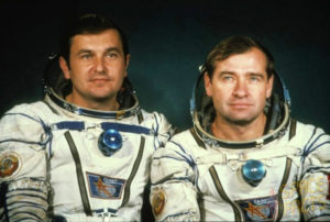 Космонавты Владимир Титов (слева) и Геннадий Стрекалов (справа)