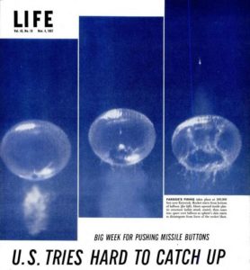 Пролёт ракеты сквозь аэростат (фото из журнала «Life», 1957)