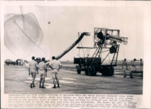 Крепление ракеты к аэростату (фото ВВС США, 25.10.1957)