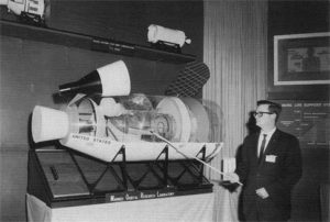 У. Гарднер объясняет внутреннее устройство MORL во время инспекции НАСА