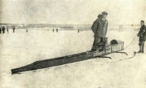 Макс Валье у ракетных салазок на льду озера (1928)