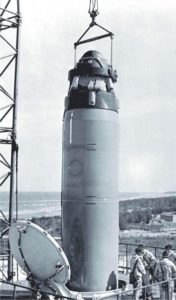 Установка ракеты Р-29Р в шахту ПЛ
