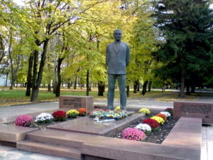 Памятник М. К. Янгелю на территории КБ «Южное»
